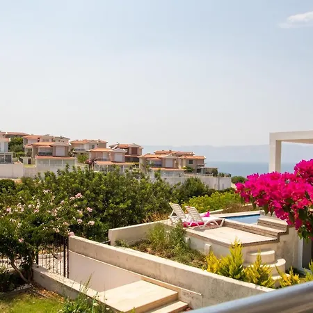 Villa Peaceful House With Refreshing Terrace In *