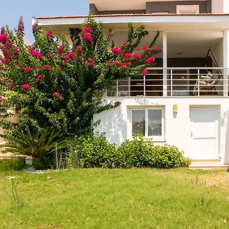Villa Peaceful House With Refreshing Terrace In