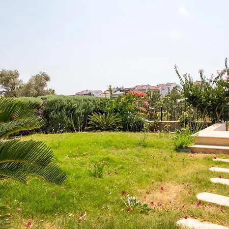 Villa Peaceful House With Refreshing Terrace In